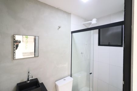 Banheiro de kitnet/studio para alugar com 1 quarto, 23m² em Presidente Altino, Osasco