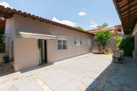 Casa à venda com 360m², 3 quartos e 4 vagasÁrea Externa