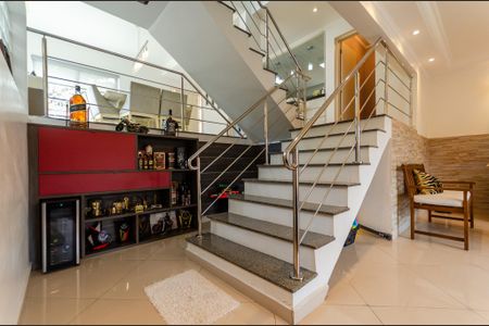 Casa à venda com 420m², 5 quartos e 4 vagasEscada