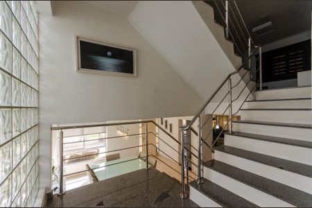 Casa à venda com 420m², 5 quartos e 4 vagasEscada