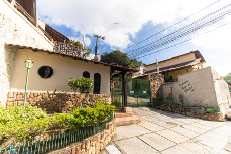 Casa de condomínio para alugar com 100m², 4 quartos e 1 vaga Casa de condomínio para alugar com 100m², 4 quartos e 1 vagaFachada