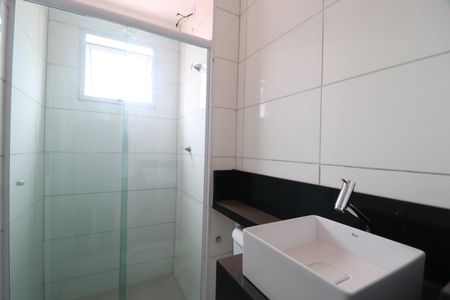 Banheiro Social de apartamento para alugar com 2 quartos, 55m² em Jardim Espanha, Uberlândia