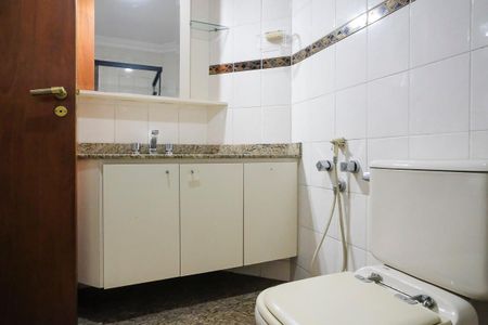Apartamento à venda com 205m², 4 quartos e 3 vagasBanheiro da suíte 2