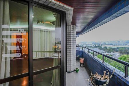 Apartamento à venda com 205m², 4 quartos e 3 vagasVaranda da sala