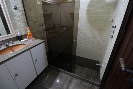 Casa de condomínio à venda com 724m², 4 quartos e 3 vagasBanheiro da Suíte