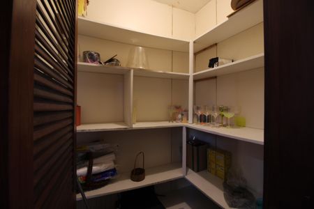 Casa de condomínio à venda com 724m², 4 quartos e 3 vagasDespensa