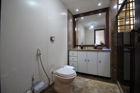 Casa de condomínio à venda com 724m², 4 quartos e 3 vagasBanheiro da Suíte 2