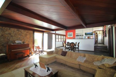 Casa de condomínio à venda com 724m², 4 quartos e 3 vagasSala