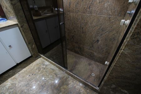 Casa de condomínio à venda com 724m², 4 quartos e 3 vagasBanheiro da Suíte 2