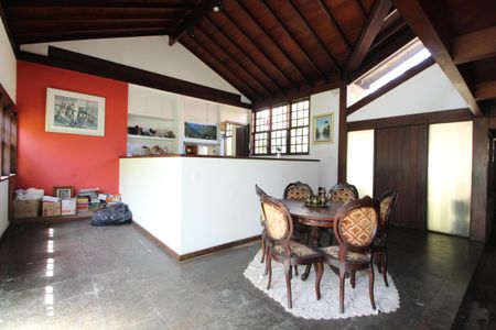 Casa de condomínio à venda com 724m², 4 quartos e 3 vagasSala