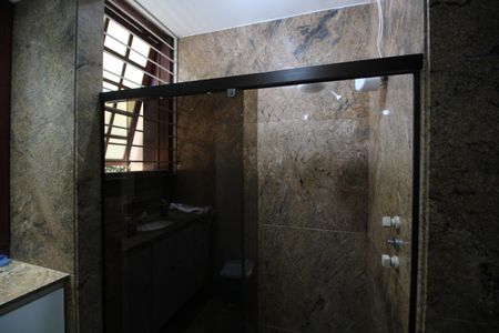 Casa de condomínio à venda com 724m², 4 quartos e 3 vagasBanheiro da Suíte 2
