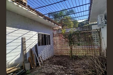 Casa à venda com 4 quartos, 252m² em Jardim Lindóia, Porto Alegre