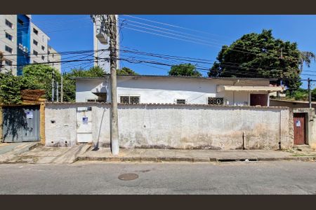 Casa à venda com 843m², 3 quartos e 2 vagas Casa à venda com 843m², 3 quartos e 2 vagasFachada