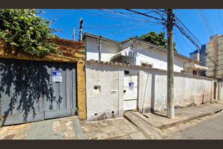 Casa à venda com 843m², 3 quartos e 2 vagas Casa à venda com 843m², 3 quartos e 2 vagasFachada