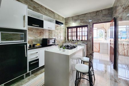 Casa à venda com 311m², 2 quartos e 2 vagas Casa à venda com 311m², 2 quartos e 2 vagasCozinha