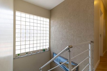 Casa à venda com 156m², 4 quartos e 4 vagasEscada