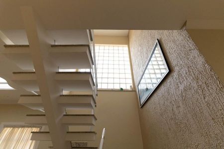 Casa à venda com 156m², 4 quartos e 4 vagasEscada