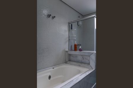 Casa para alugar com 331m², 3 quartos e 8 vagas Casa para alugar com 331m², 3 quartos e 8 vagasBanheiro da Suíte