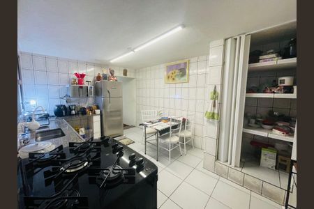 Casa à venda com 125m², 2 quartos e 2 vagas Casa à venda com 125m², 2 quartos e 2 vagasCozinha