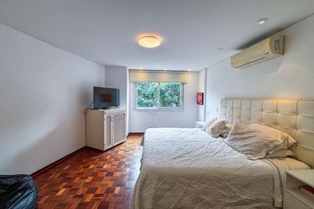 Apartamento à venda com 242m², 3 quartos e 2 vagas Apartamento à venda com 242m², 3 quartos e 2 vagasSuíte