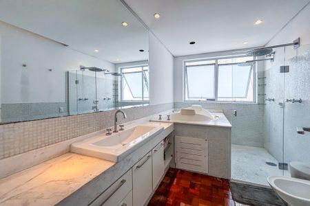Apartamento à venda com 242m², 3 quartos e 2 vagas Apartamento à venda com 242m², 3 quartos e 2 vagasBanheiro da Suíte