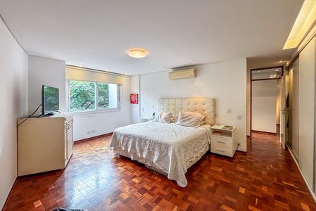 Apartamento à venda com 242m², 3 quartos e 2 vagas Apartamento à venda com 242m², 3 quartos e 2 vagasSuíte