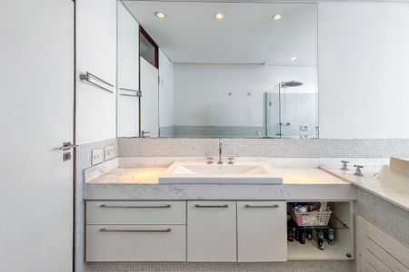 Apartamento à venda com 242m², 3 quartos e 2 vagas Apartamento à venda com 242m², 3 quartos e 2 vagasBanheiro da Suíte