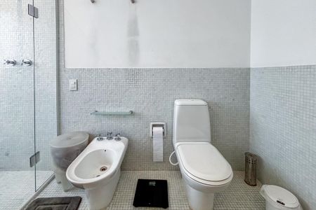Apartamento à venda com 242m², 3 quartos e 2 vagas Apartamento à venda com 242m², 3 quartos e 2 vagasBanheiro da Suíte