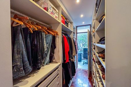 Apartamento à venda com 242m², 3 quartos e 2 vagas Apartamento à venda com 242m², 3 quartos e 2 vagasCloset da Suíte