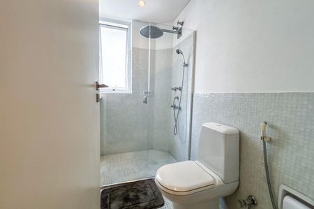 Apartamento à venda com 242m², 3 quartos e 2 vagas Apartamento à venda com 242m², 3 quartos e 2 vagasBanheiro da Suíte 2