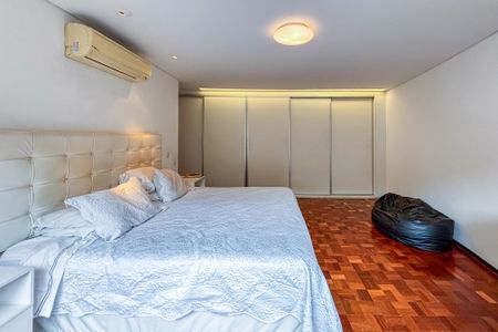 Apartamento à venda com 242m², 3 quartos e 2 vagas Apartamento à venda com 242m², 3 quartos e 2 vagasSuíte