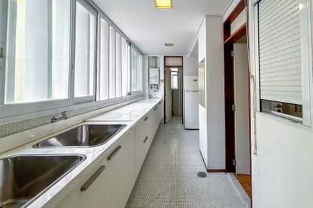 Apartamento à venda com 242m², 3 quartos e 2 vagas Apartamento à venda com 242m², 3 quartos e 2 vagasÁrea de serviço