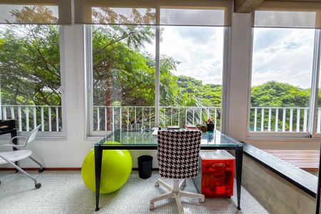 Apartamento à venda com 242m², 3 quartos e 2 vagas Apartamento à venda com 242m², 3 quartos e 2 vagasVaranda do Quarto