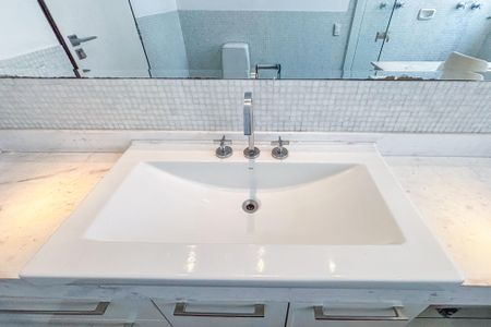 Apartamento à venda com 242m², 3 quartos e 2 vagas Apartamento à venda com 242m², 3 quartos e 2 vagasBanheiro da Suíte