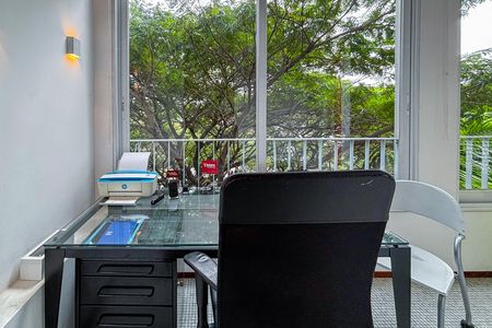 Apartamento à venda com 242m², 3 quartos e 2 vagas Apartamento à venda com 242m², 3 quartos e 2 vagasEscritório