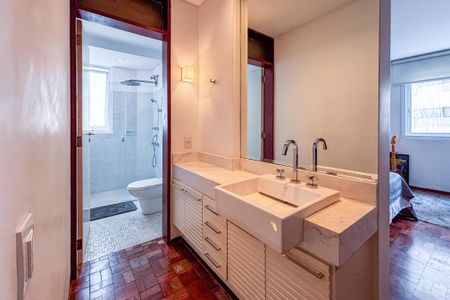 Apartamento à venda com 242m², 3 quartos e 2 vagas Apartamento à venda com 242m², 3 quartos e 2 vagasBanheiro da Suíte 2