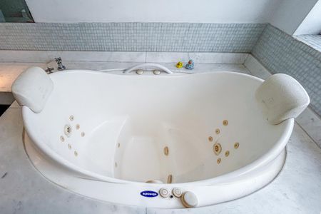 Apartamento à venda com 242m², 3 quartos e 2 vagas Apartamento à venda com 242m², 3 quartos e 2 vagasBanheiro da Suíte