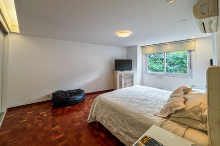 Apartamento à venda com 242m², 3 quartos e 2 vagas Apartamento à venda com 242m², 3 quartos e 2 vagasSuíte