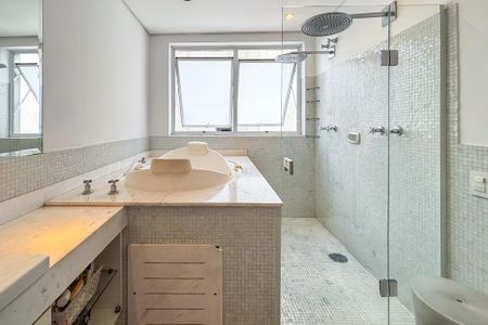 Apartamento à venda com 242m², 3 quartos e 2 vagas Apartamento à venda com 242m², 3 quartos e 2 vagasBanheiro da Suíte