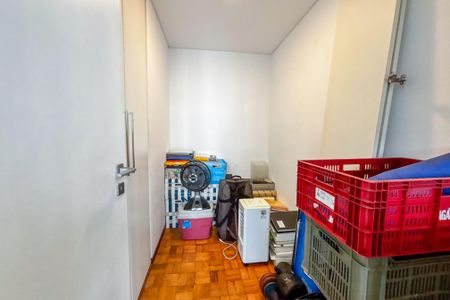 Apartamento à venda com 242m², 3 quartos e 2 vagas Apartamento à venda com 242m², 3 quartos e 2 vagasQuarto de serviço