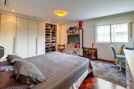 Apartamento à venda com 242m², 3 quartos e 2 vagas Apartamento à venda com 242m², 3 quartos e 2 vagasSuíte 2