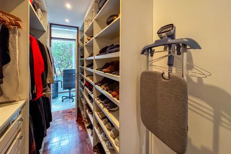 Apartamento à venda com 242m², 3 quartos e 2 vagas Apartamento à venda com 242m², 3 quartos e 2 vagasCloset da Suíte