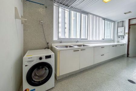 Apartamento à venda com 242m², 3 quartos e 2 vagas Apartamento à venda com 242m², 3 quartos e 2 vagasÁrea de serviço