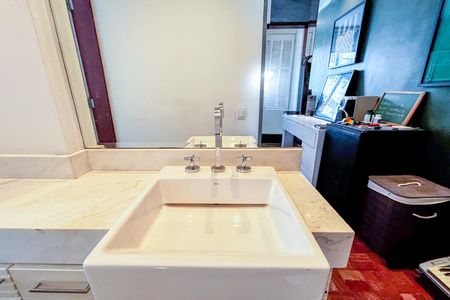 Apartamento à venda com 242m², 3 quartos e 2 vagas Apartamento à venda com 242m², 3 quartos e 2 vagasBanheiro da Suíte 2