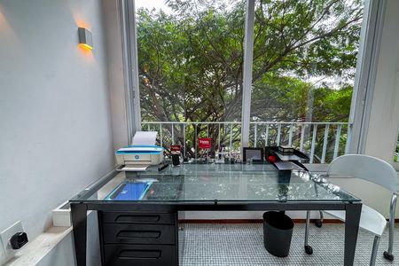 Apartamento à venda com 242m², 3 quartos e 2 vagas Apartamento à venda com 242m², 3 quartos e 2 vagasEscritório