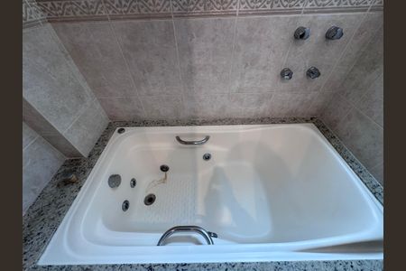 Apartamento à venda com 263m², 4 quartos e 3 vagasBanheiro da Suíte 2