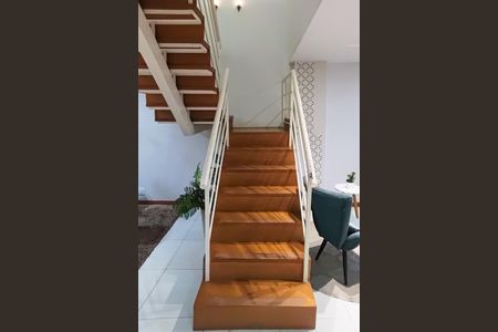 Casa de condomínio à venda com 164m², 3 quartos e 2 vagasEscada