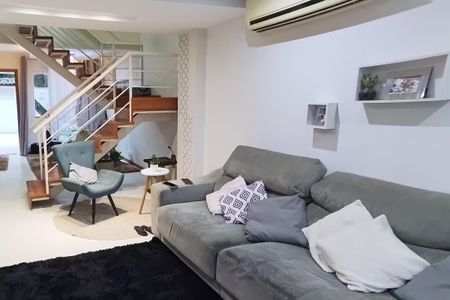 Casa de condomínio à venda com 164m², 3 quartos e 2 vagasSala