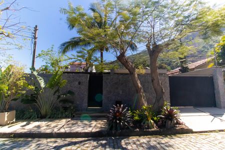 Casa para alugar com 450m², 2 quartos e 2 vagasFachada