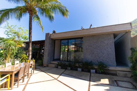 Casa para alugar com 450m², 2 quartos e 2 vagasFachada